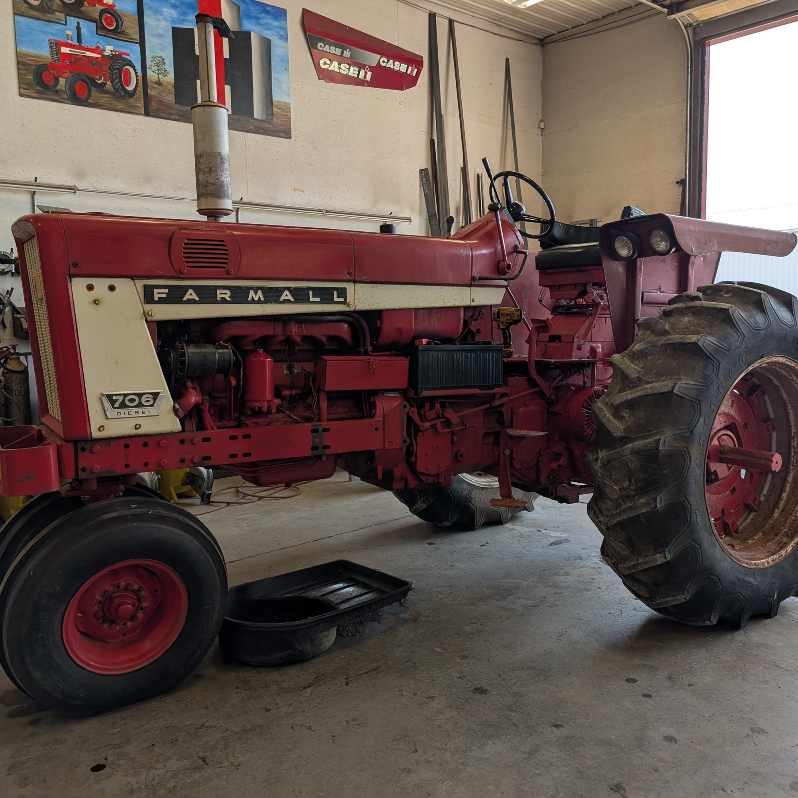 IH 706 Tractor
