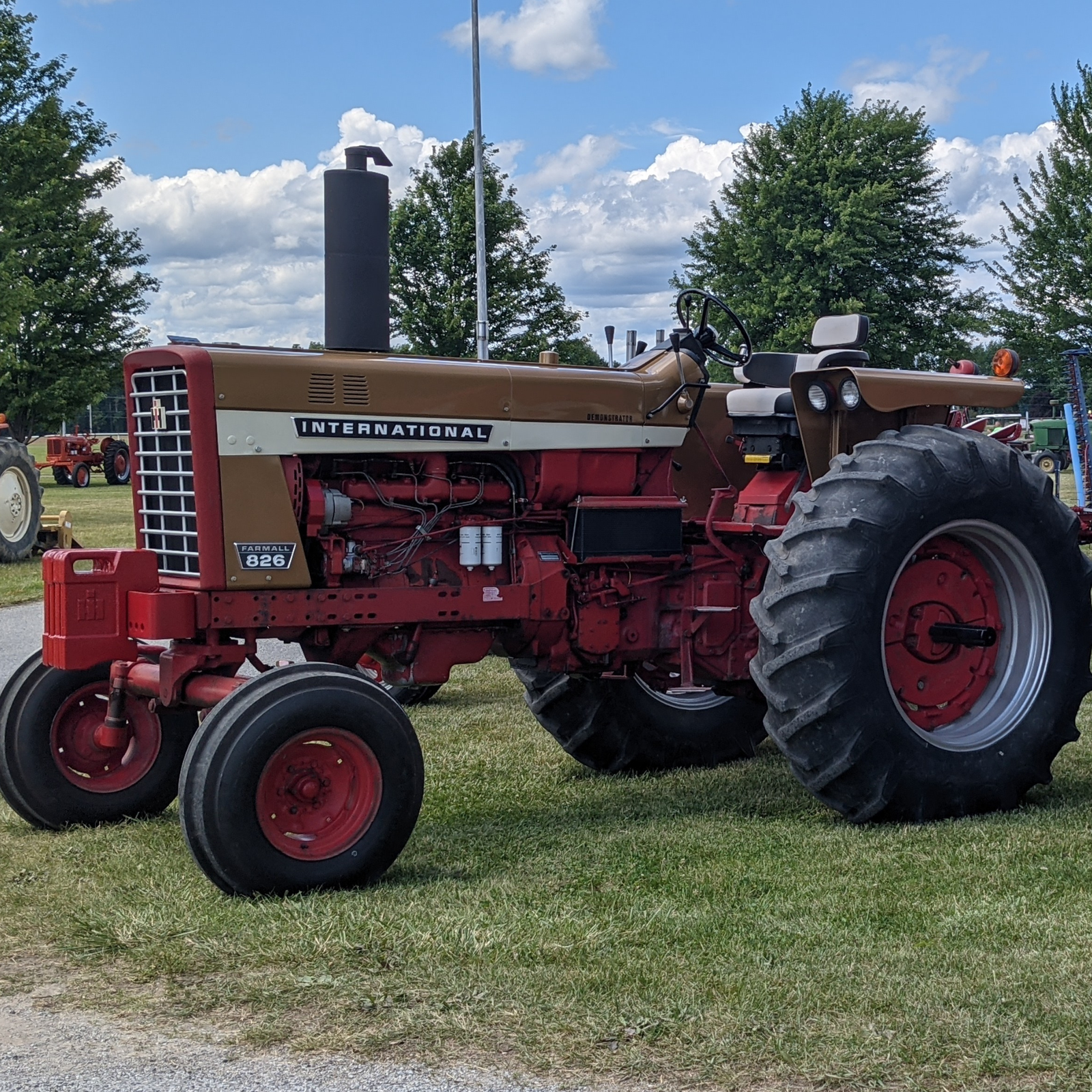 IH 826 Tractor