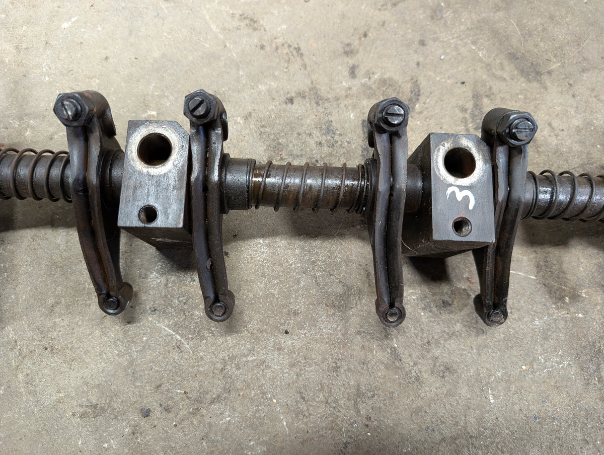 Rocker Arm Assembly IH International 688999C91 675547C2 675660C92 USED