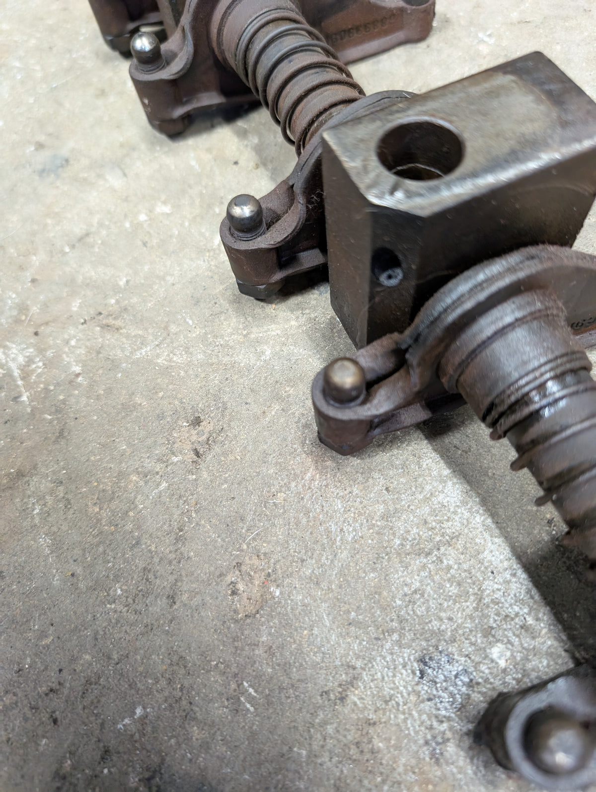 Rocker Arm Assembly IH International 688999C91 675547C2 675660C92 USED