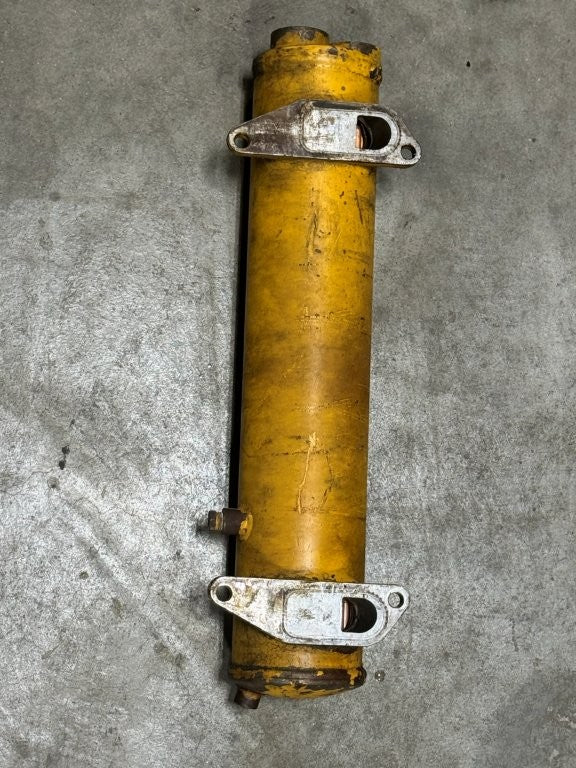 Engine Oil Cooler IH International 690884C2 680239C2 1815568C91 1810171C2 USED