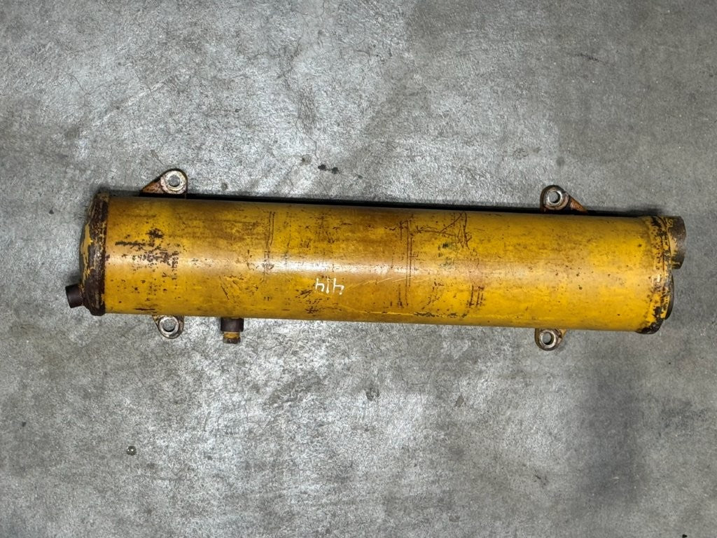 Engine Oil Cooler IH International 690884C2 680239C2 1815568C91 1810171C2 USED