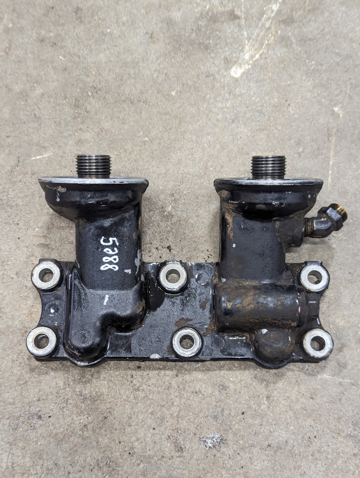 Oil Filter Base IH International 675358C1 USED