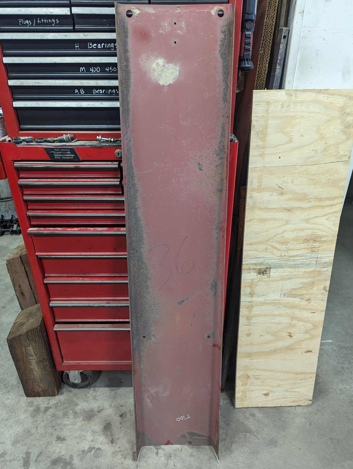 Center Hood Front Channel IH International 531040R2 USED