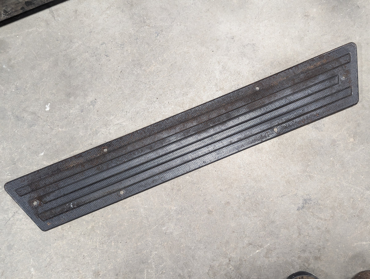 Recirculation Grill Screen IH International 109282C1 USED