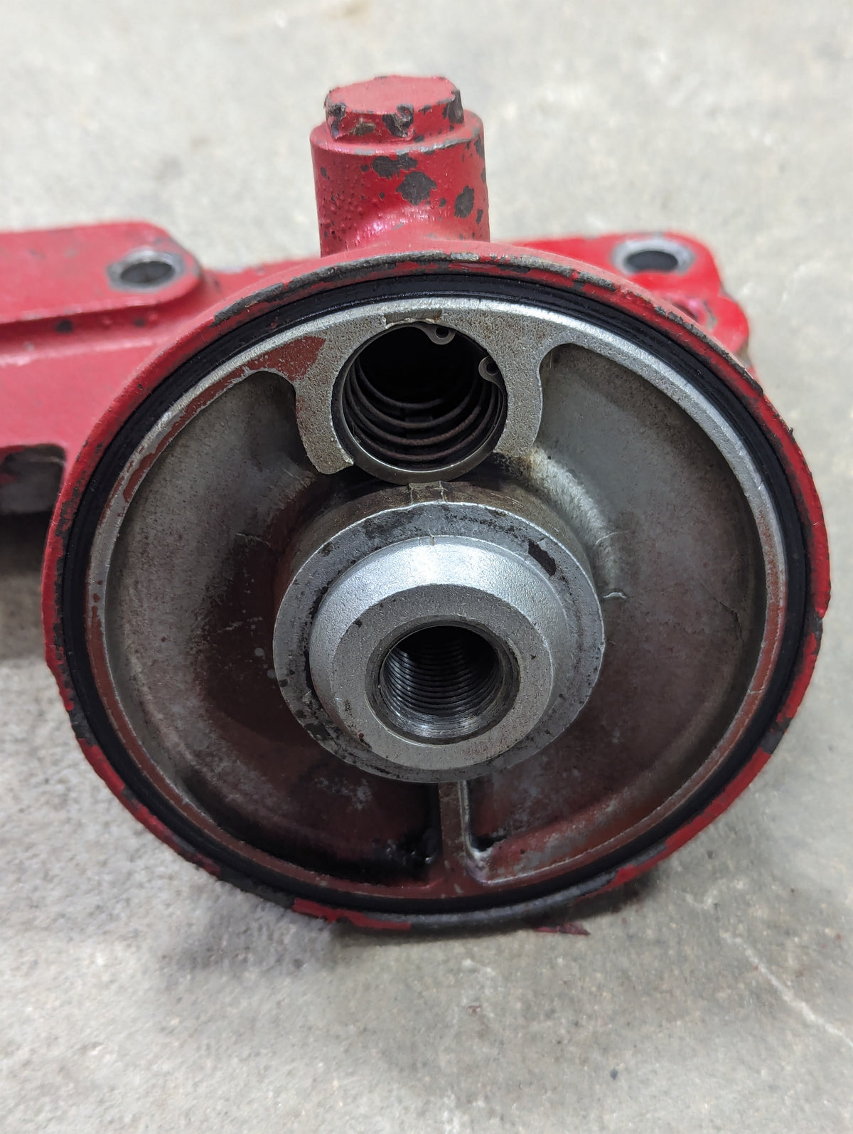 Oil Filter Assembly IH International 384529R1 384523R12 USED