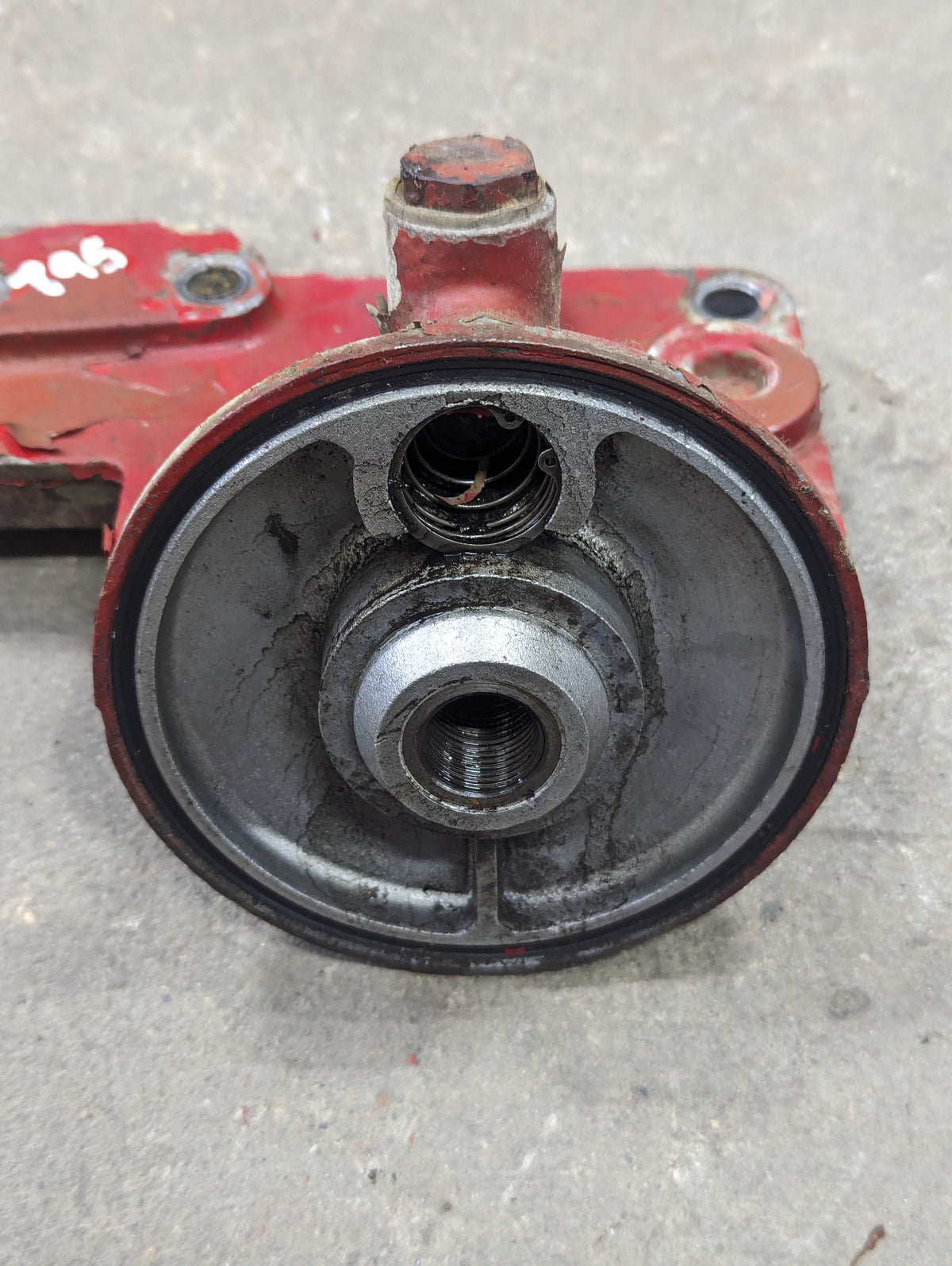 Oil Filter Assembly IH International 384529R1 384523R12 USED