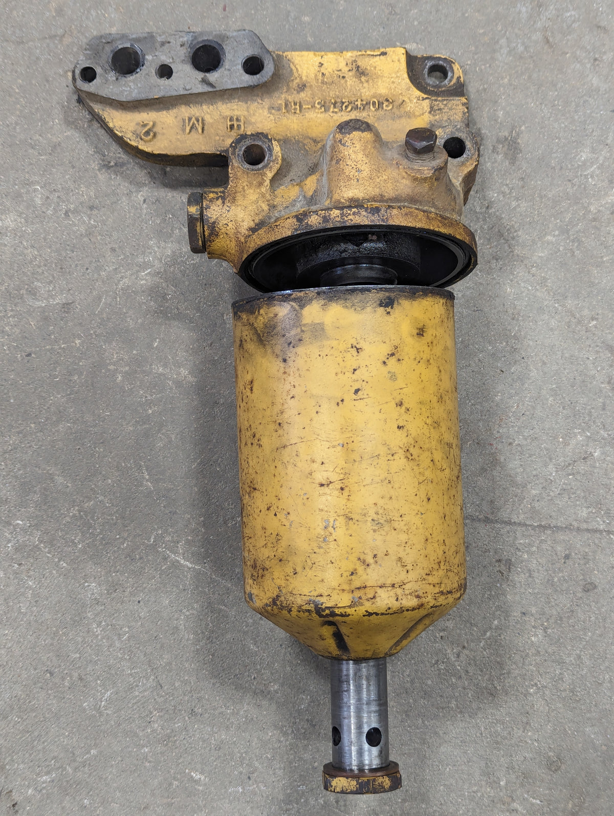 Oil Filter Assembly IH International 304275R1 384529R1 USED