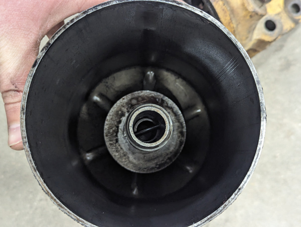 Oil Filter Assembly IH International 304275R1 384529R1 USED