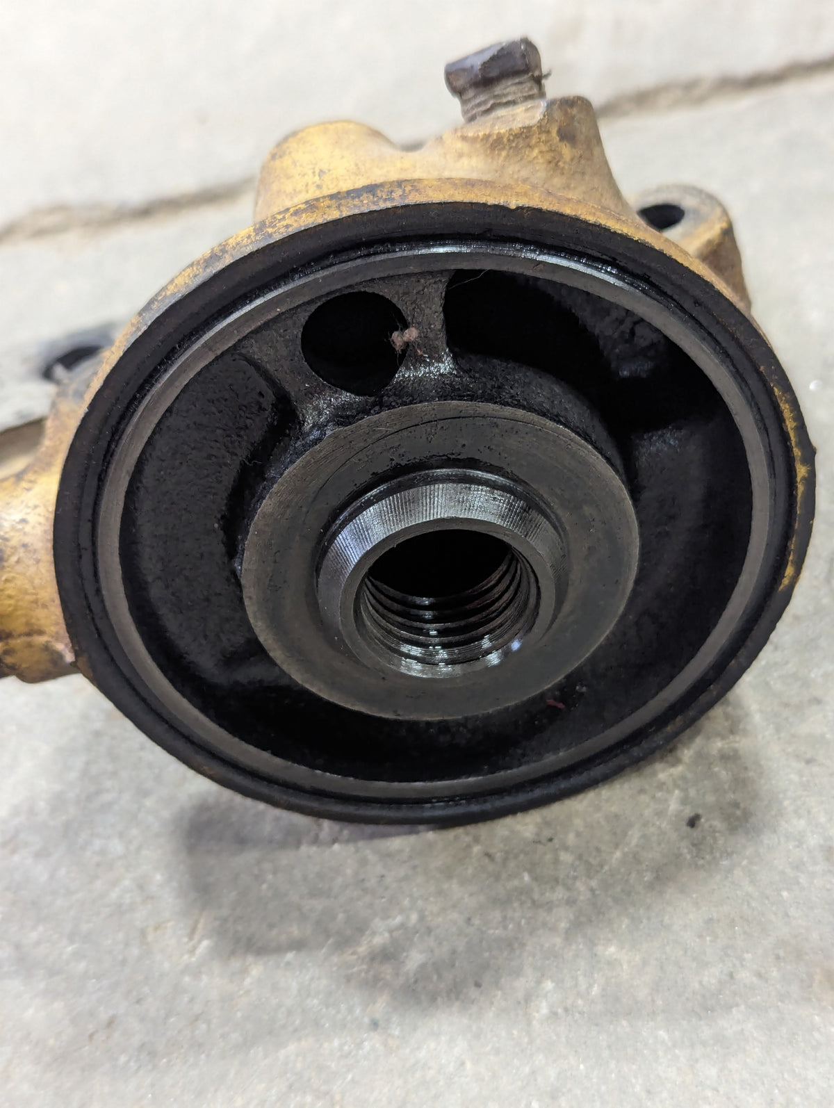 Oil Filter Assembly IH International 304275R1 384529R1 USED