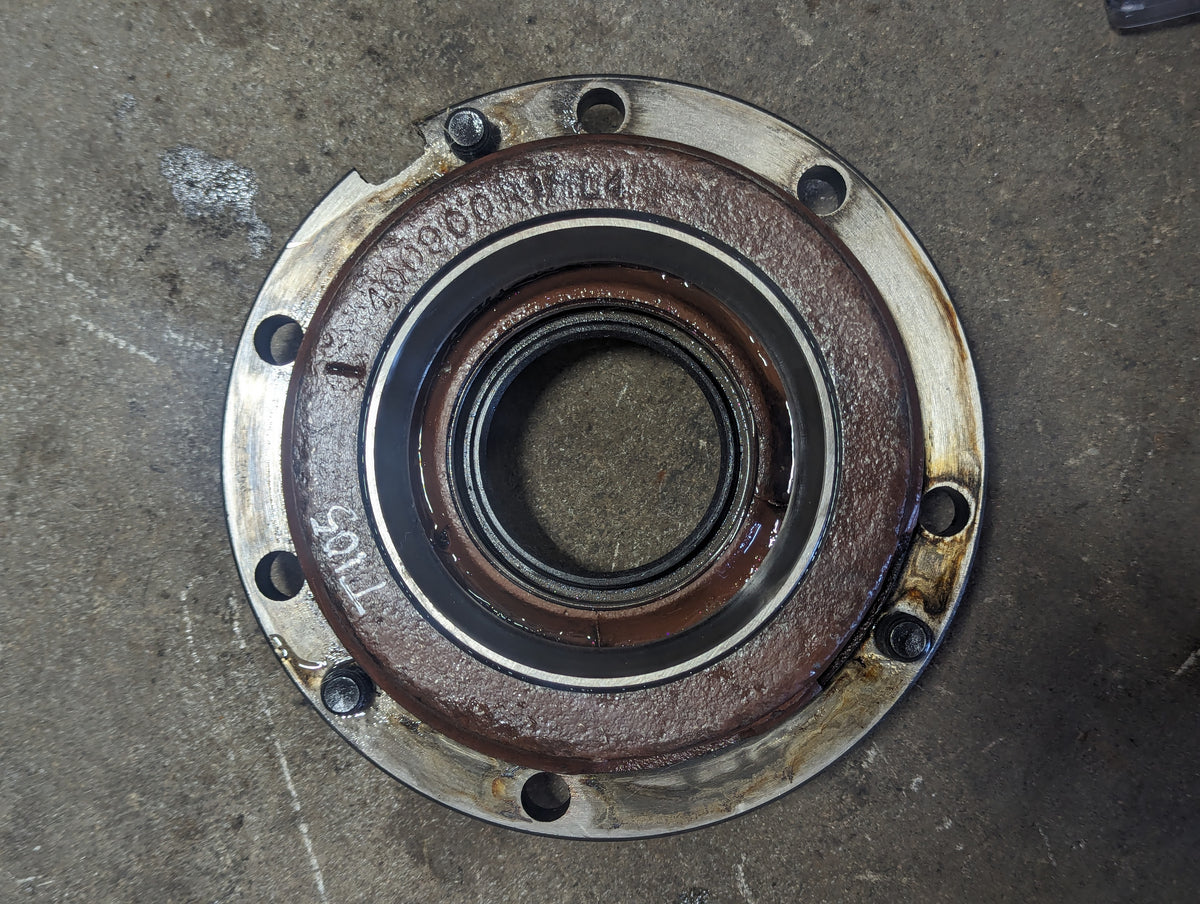 Right Differential Bearing Retainer IH International 400900R1 USED