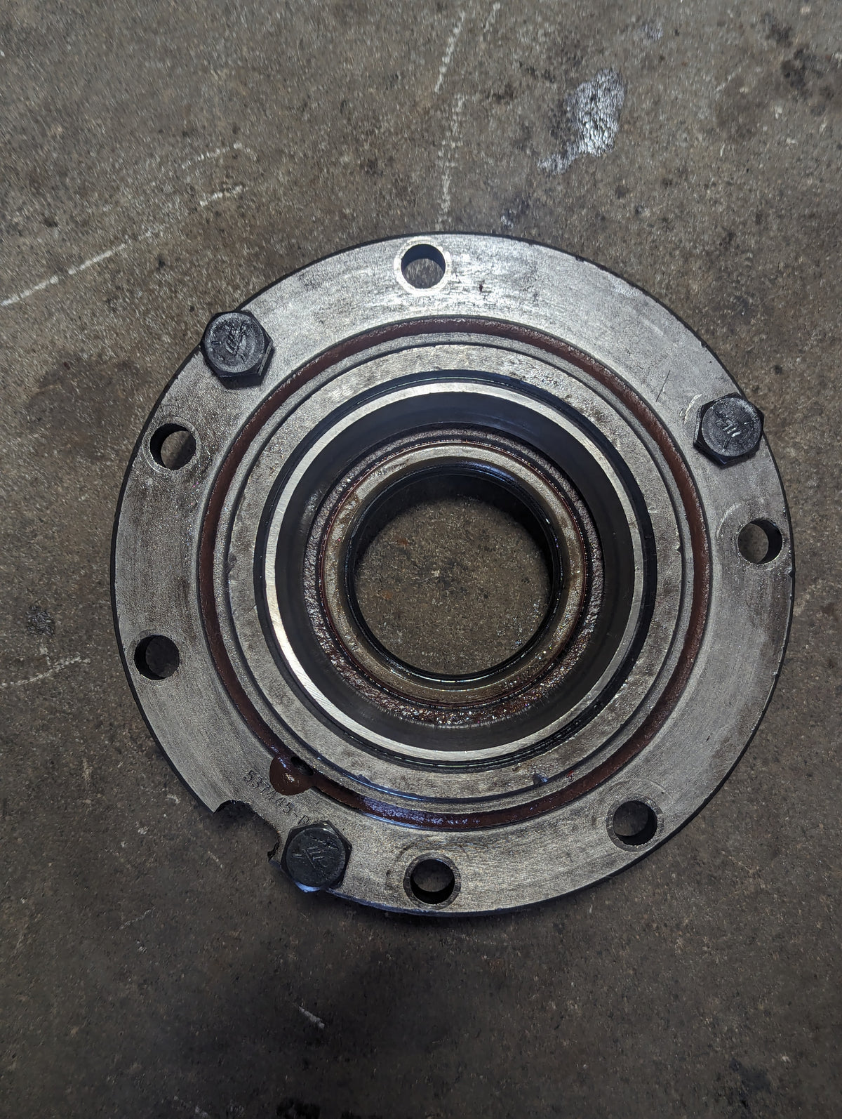 Right Differential Bearing Retainer IH International 400900R1 USED