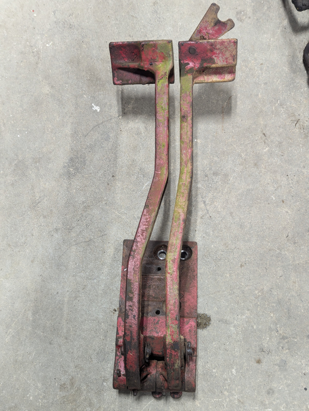 Brake Pedal Assembly IH International 380015R1 380014R11 384084R1 USED