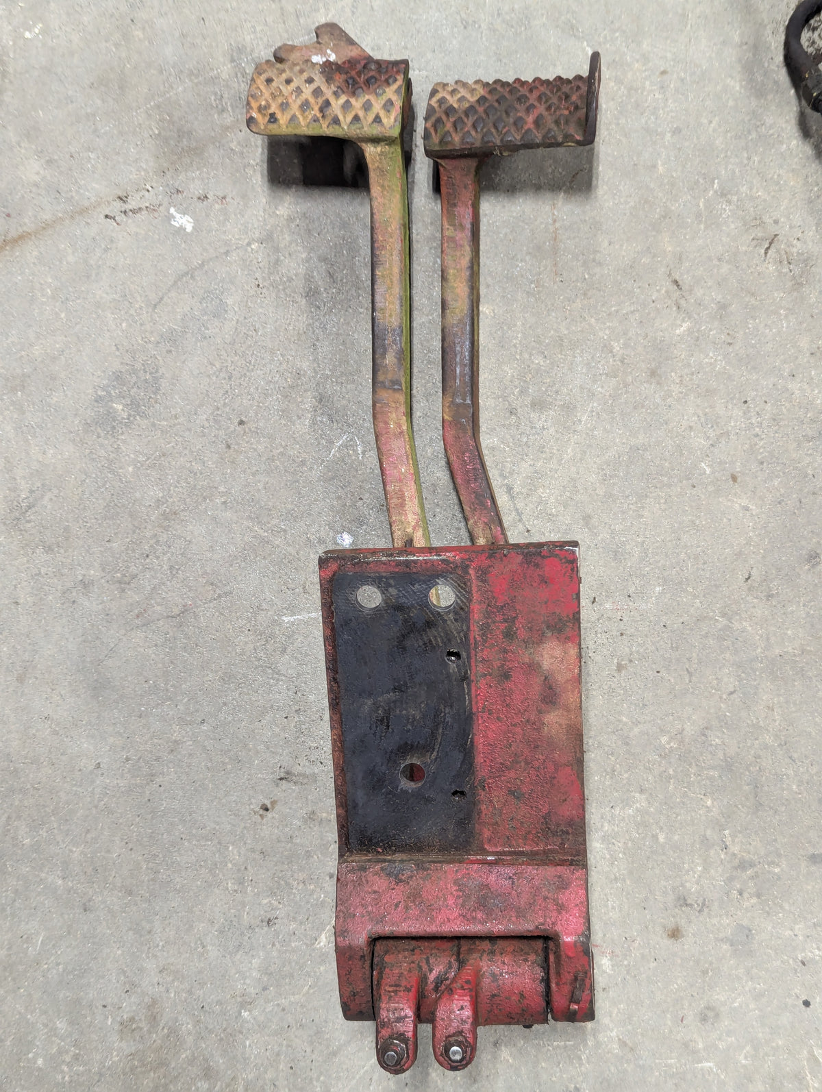 Brake Pedal Assembly IH International 380015R1 380014R11 384084R1 USED