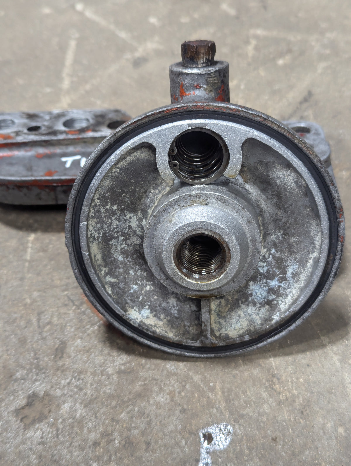 Oil Filter Assembly IH International 384529R1 601789C11 USED