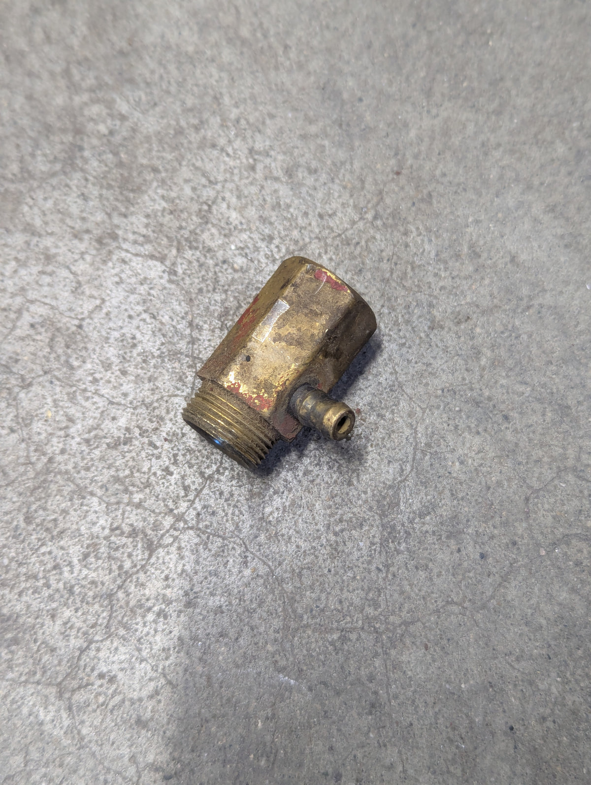 Fuel Leakoff Tee IH International 689382C1 USED