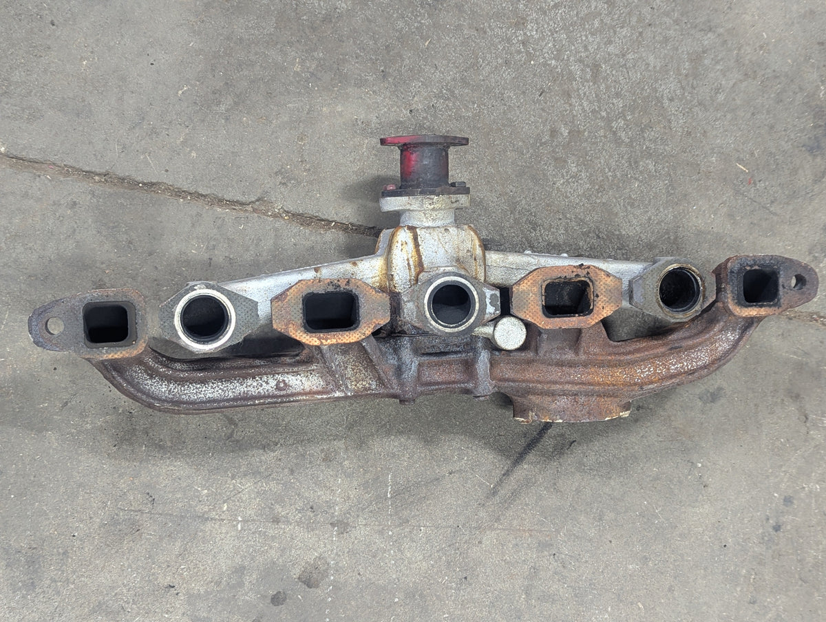 Intake & Exhaust Manifold Assembly IH International 384290R2 367261R11 USED