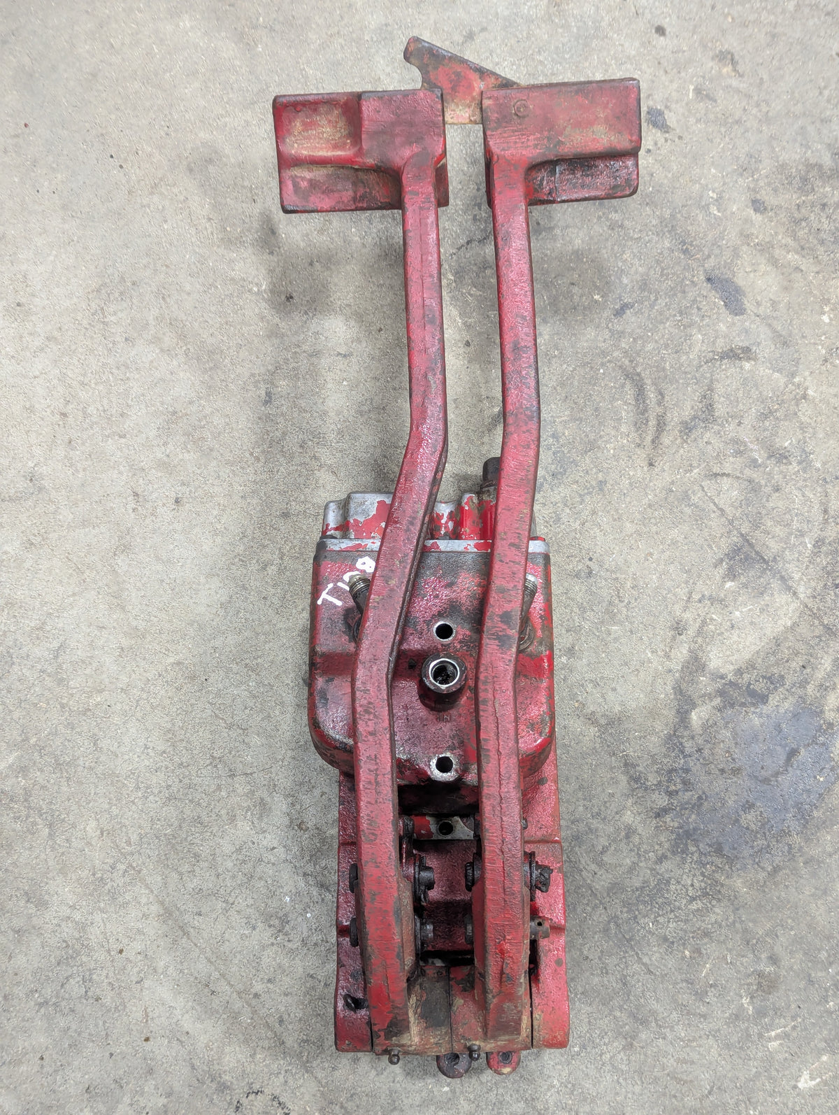 Brake Pedal Assembly IH International 384186R93 380015R1 380014R11 USED