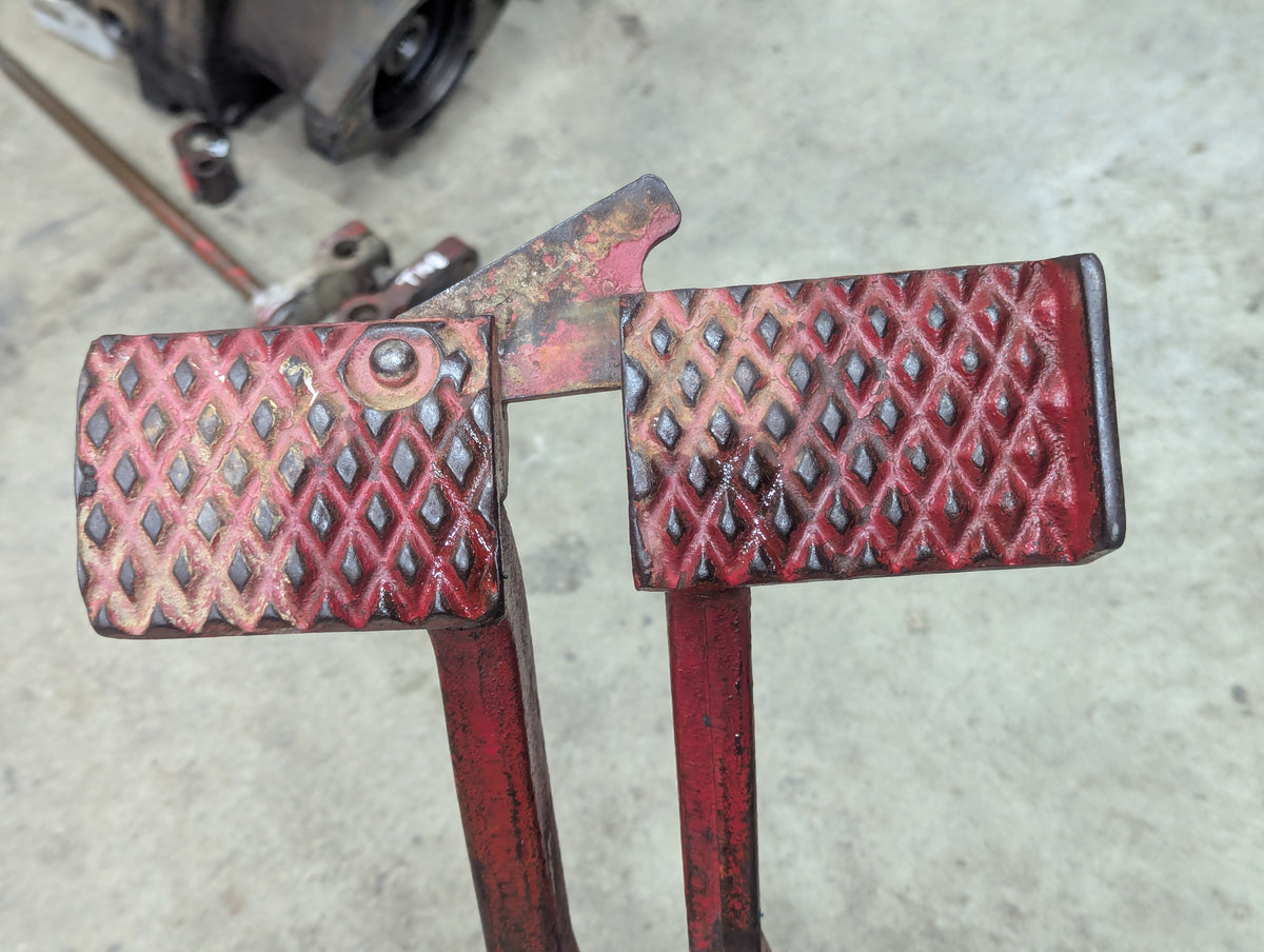 Brake Pedal Assembly IH International 384186R93 380015R1 380014R11 USED