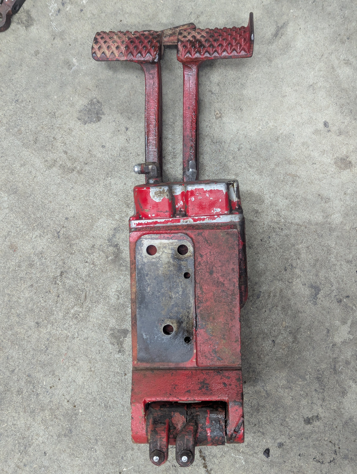 Brake Pedal Assembly IH International 384186R93 380015R1 380014R11 USED