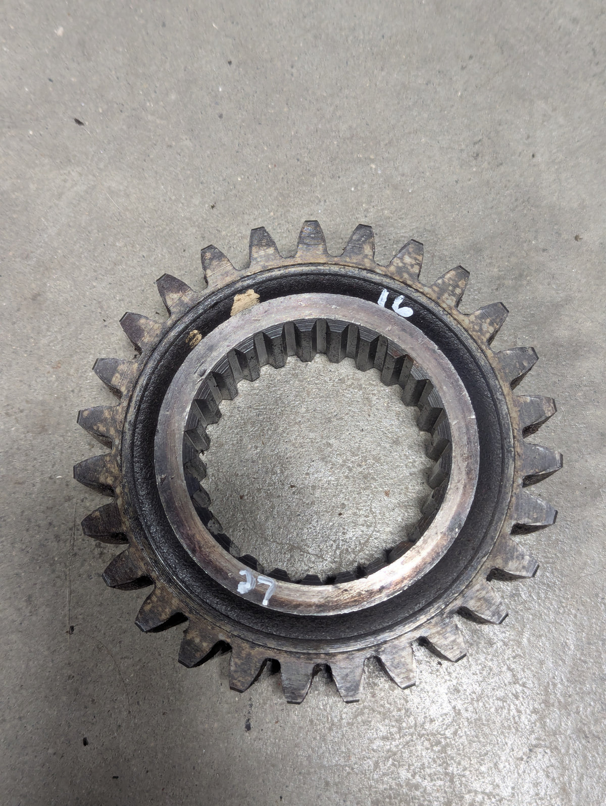 1st Speed Drive Gear IH International 380090R1 390259R1 USED