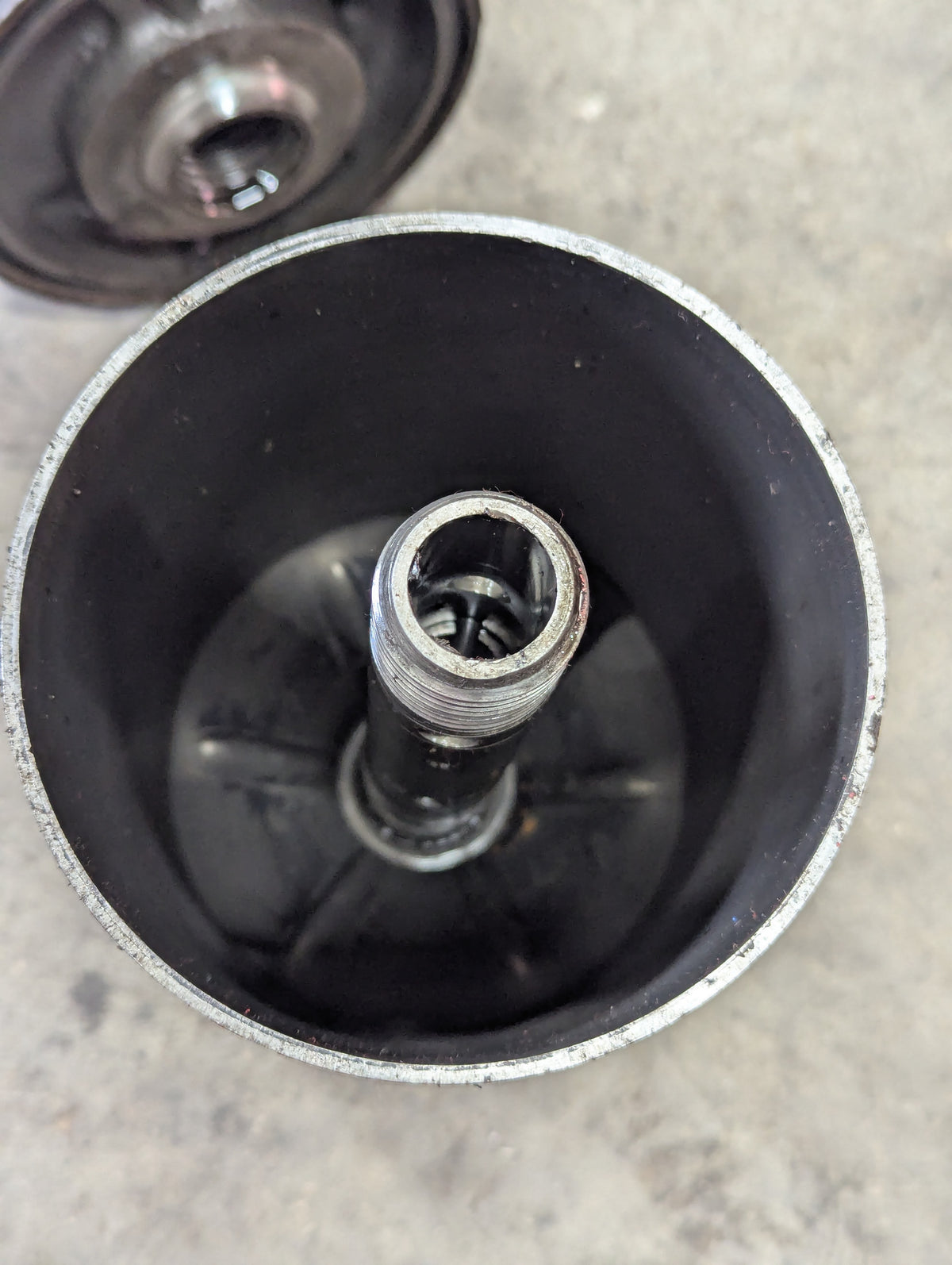 Oil Filter Assembly IH International 304275R1 384529R1 USED