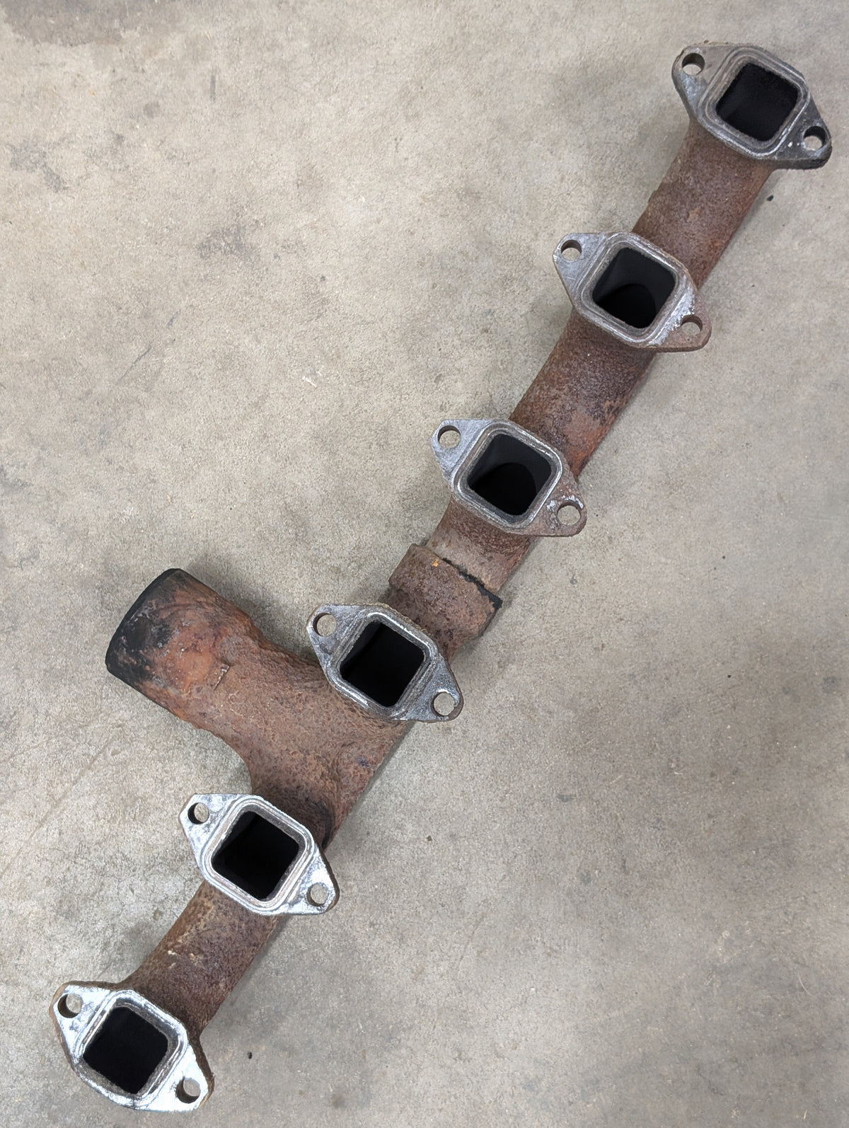 Exhaust Manifold IH International 675779C3 675778C2 USED