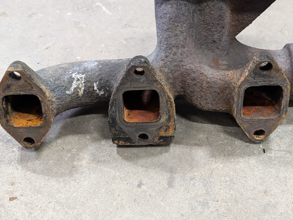 Exhaust Manifold Assembly IH International 683564C91 683562C1 675779C3 USED