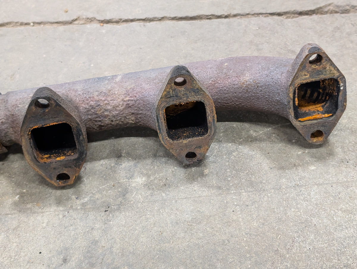 Exhaust Manifold Assembly IH International 683564C91 683562C1 675779C3 USED