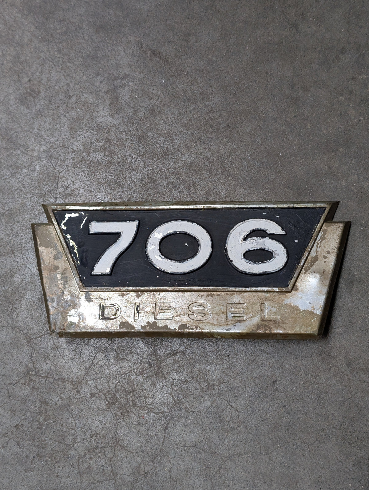 706 Diesel Emblem Plate IH International 381555R1 USED