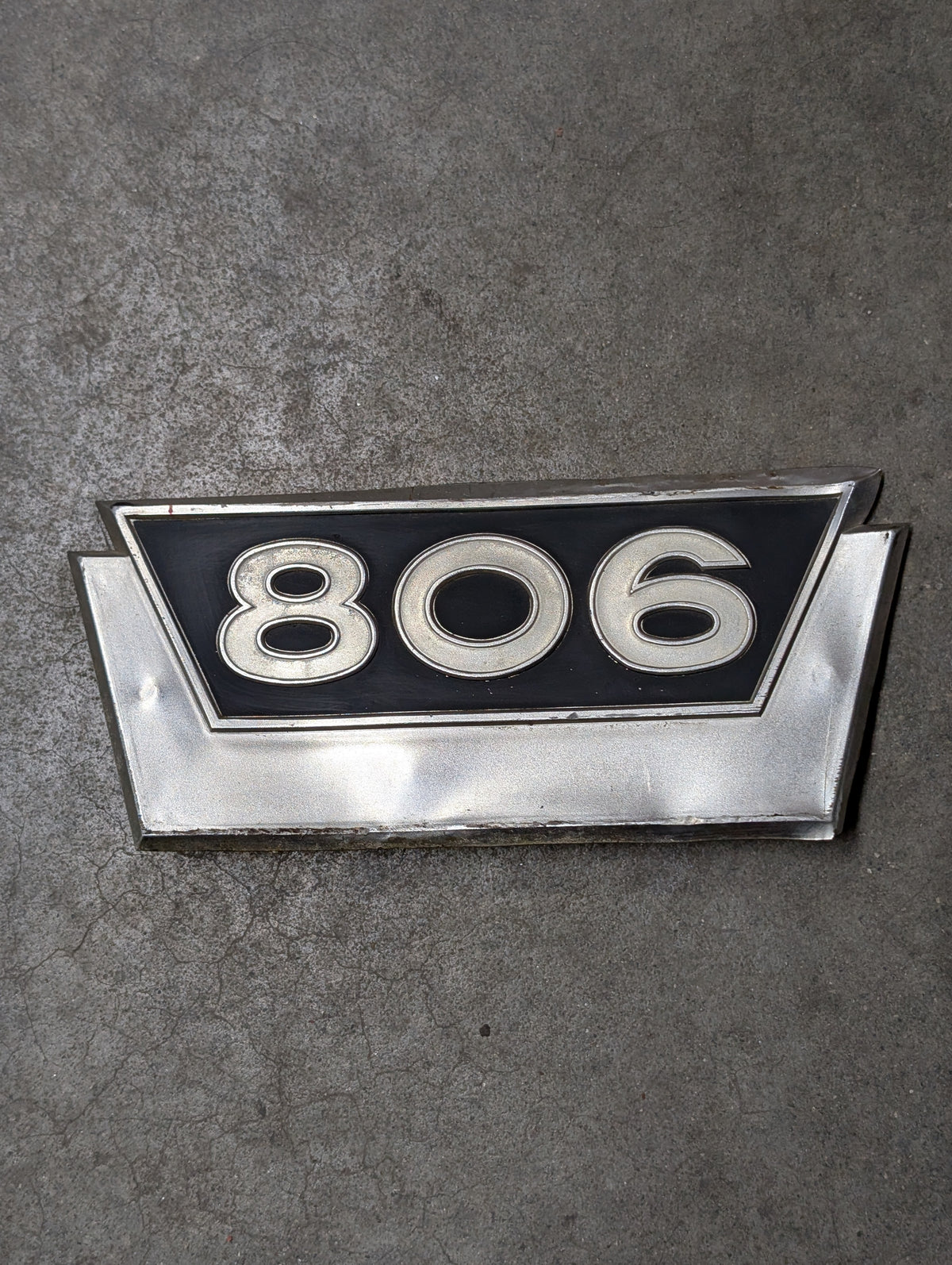 806 Emblem IH International 381557R1 USED