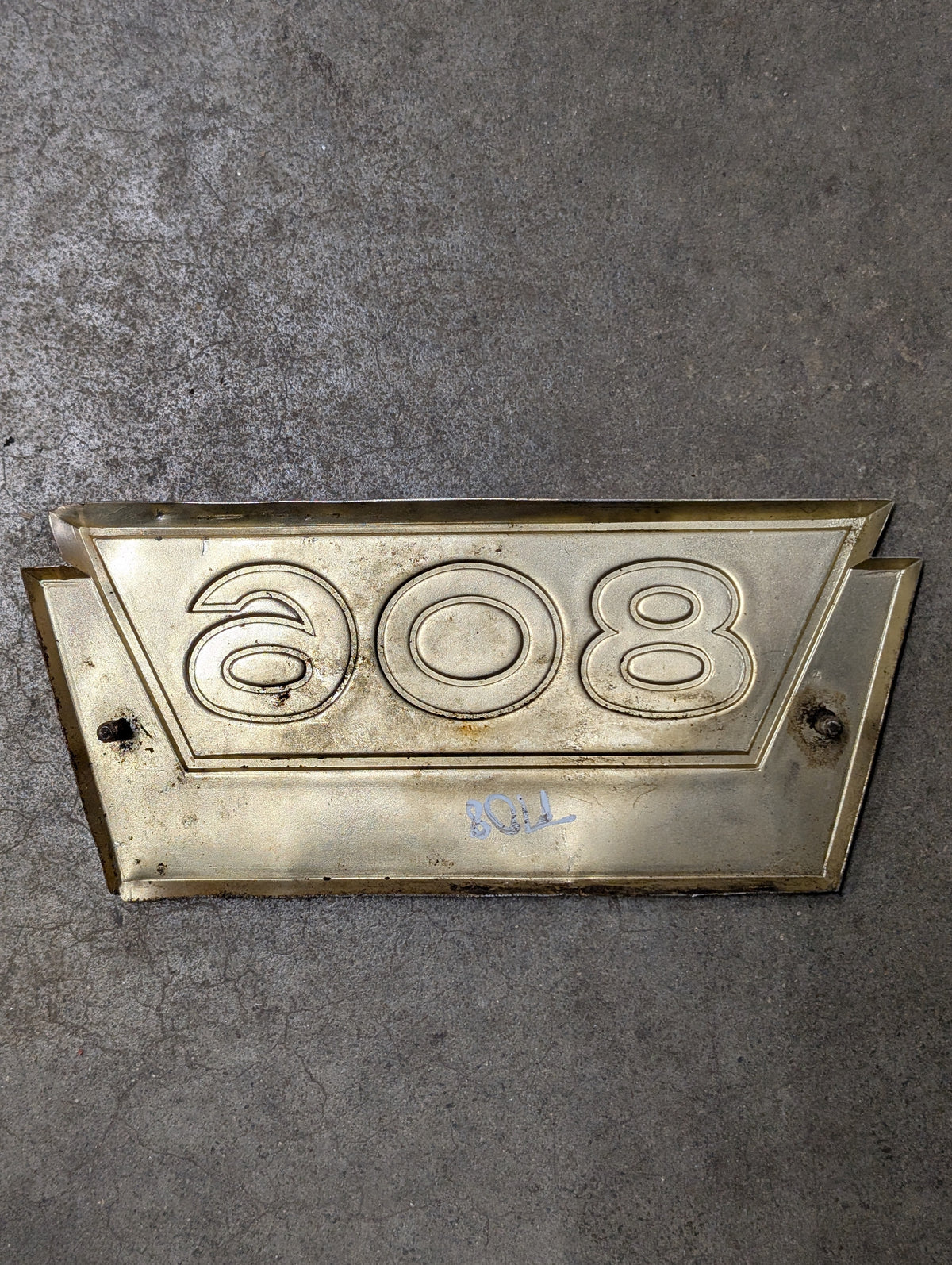 806 Emblem IH International 381557R1 USED