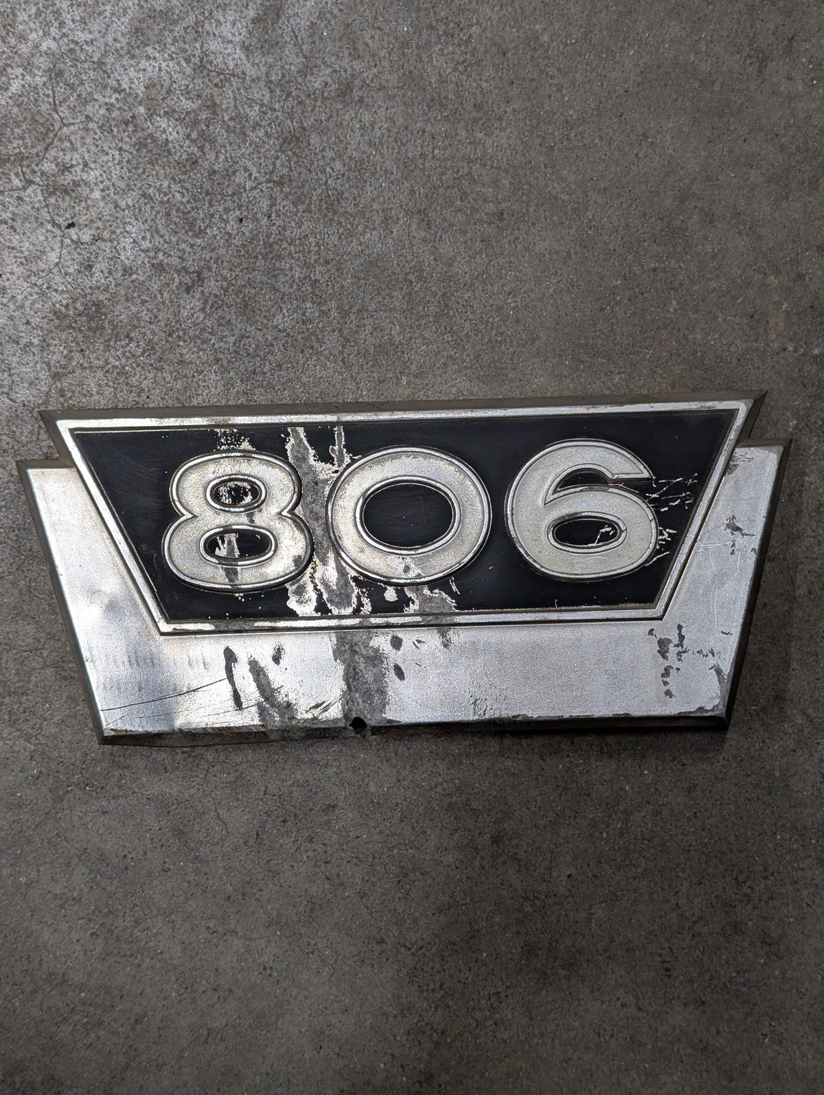 806 Emblem IH International 381557R1 USED