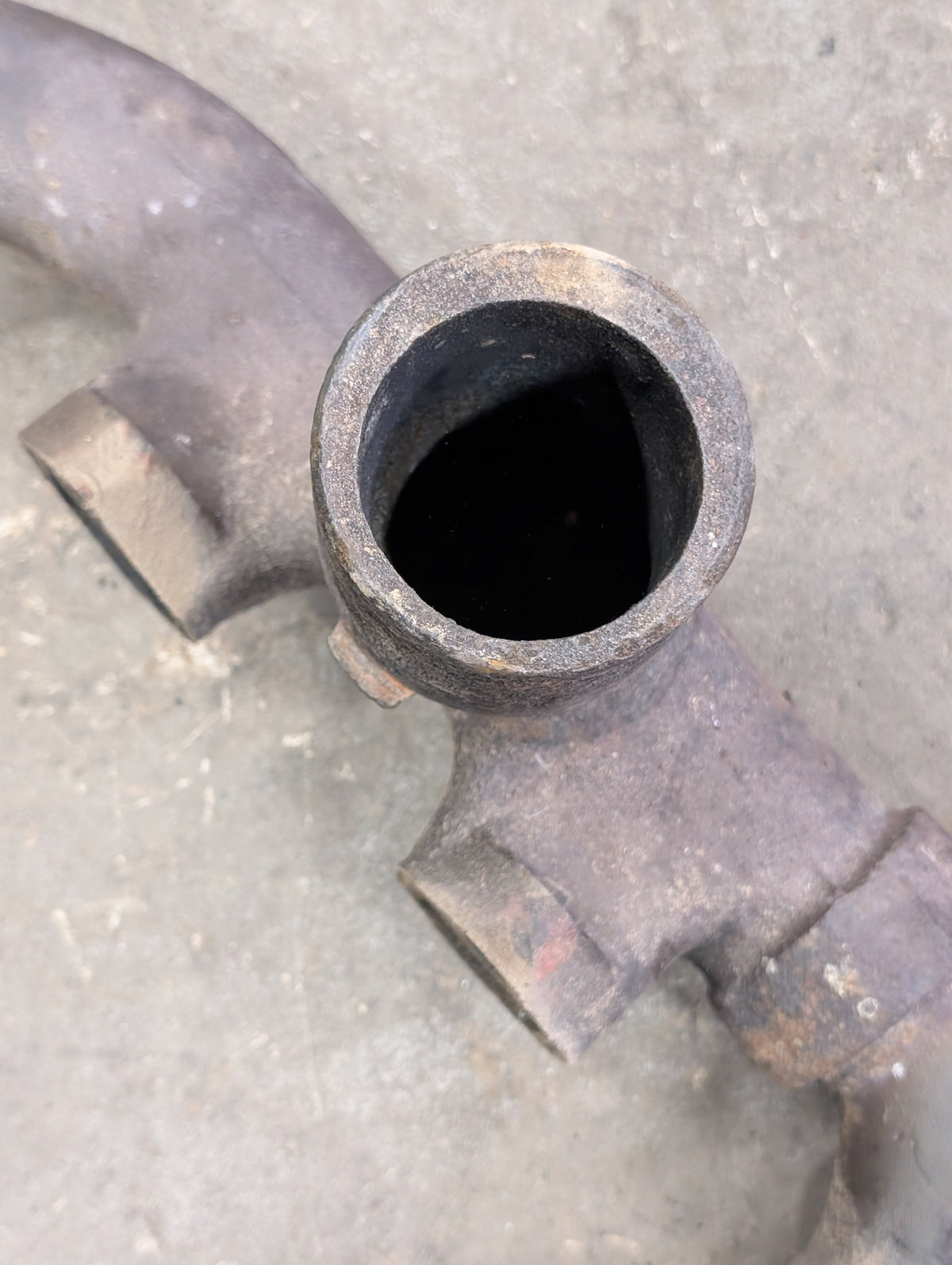 Exhaust Manifold IH International 675779C3 675778C2 USED
