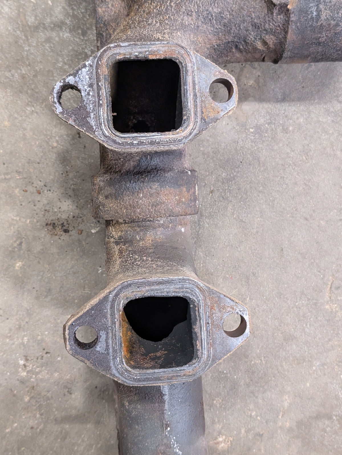Exhaust Manifold IH International 675779C3 675778C2 USED