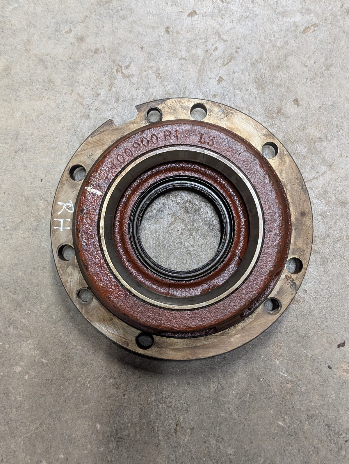 Right Differential Bearing Retainer IH International 400900R1 USED