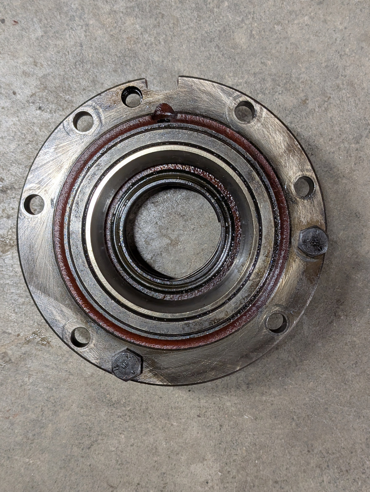 Right Differential Bearing Retainer IH International 400900R1 USED