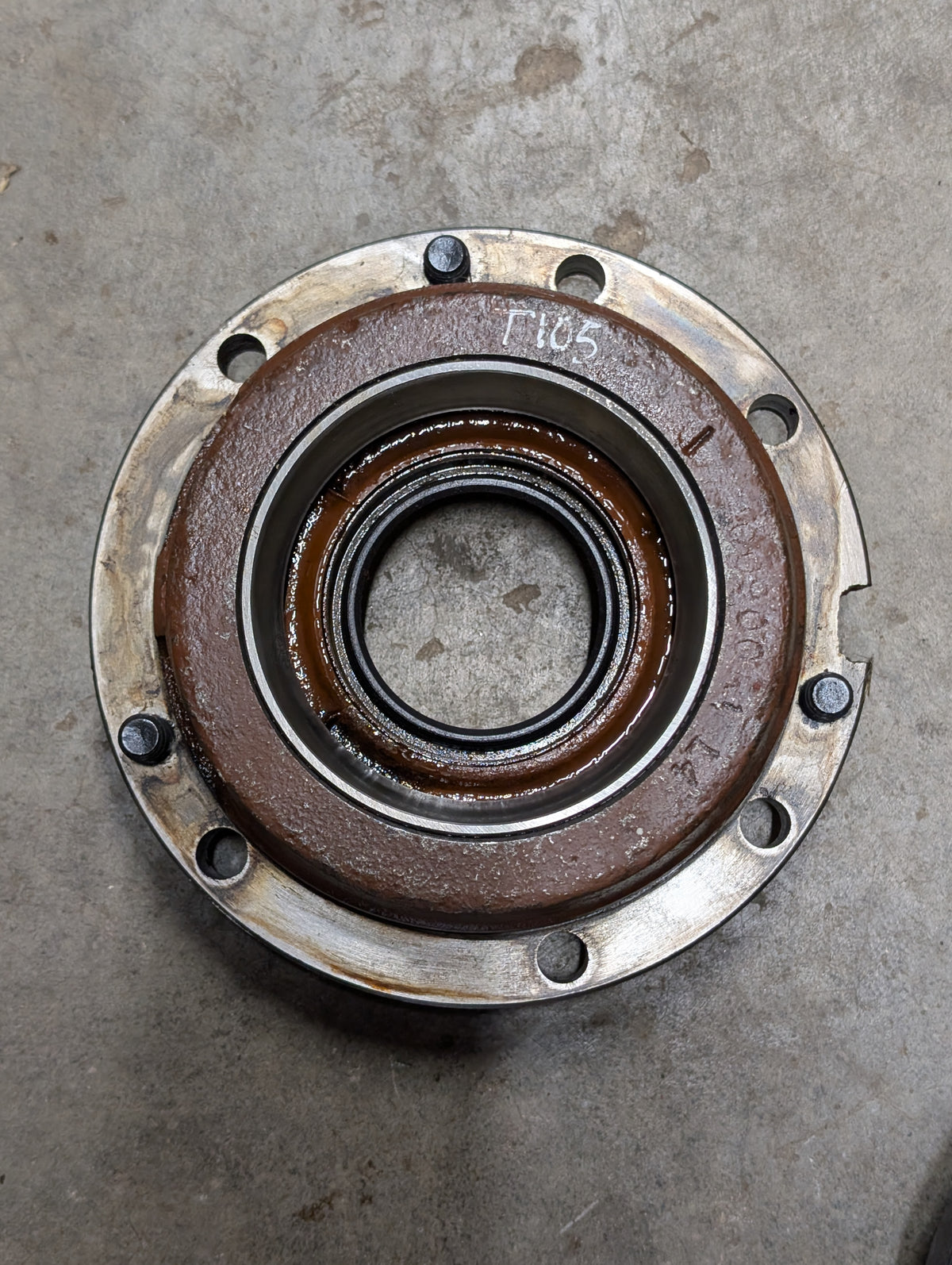 Left Differential Bearing Retainer IH International 400900R1 537445R1 USED