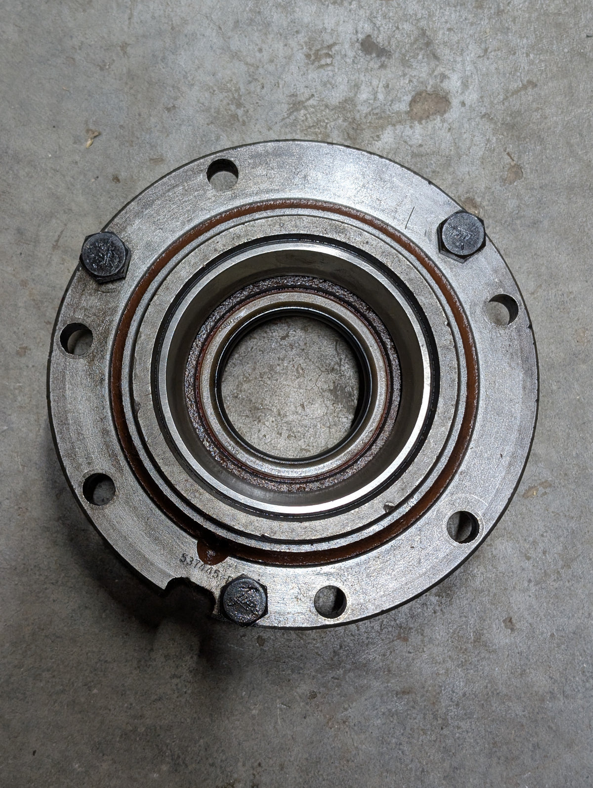 Left Differential Bearing Retainer IH International 400900R1 537445R1 USED