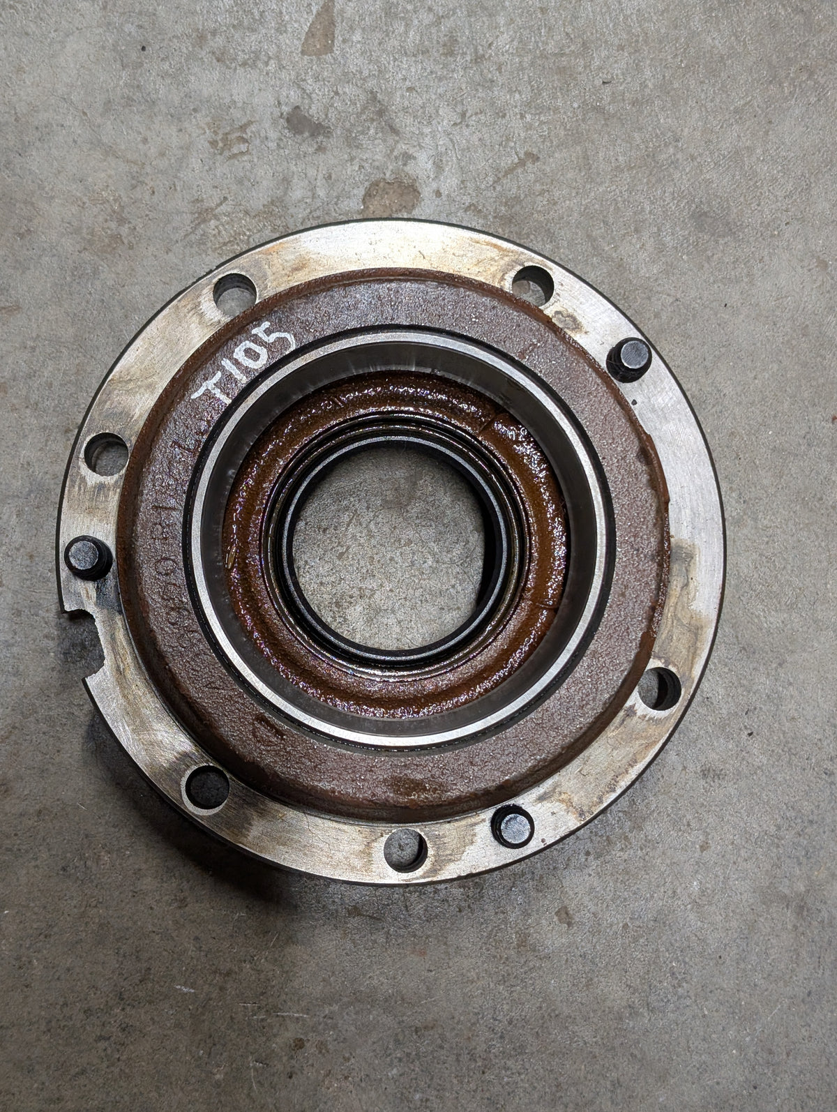 Left Differential Bearing Retainer IH International 400900R1 537446R1 USED