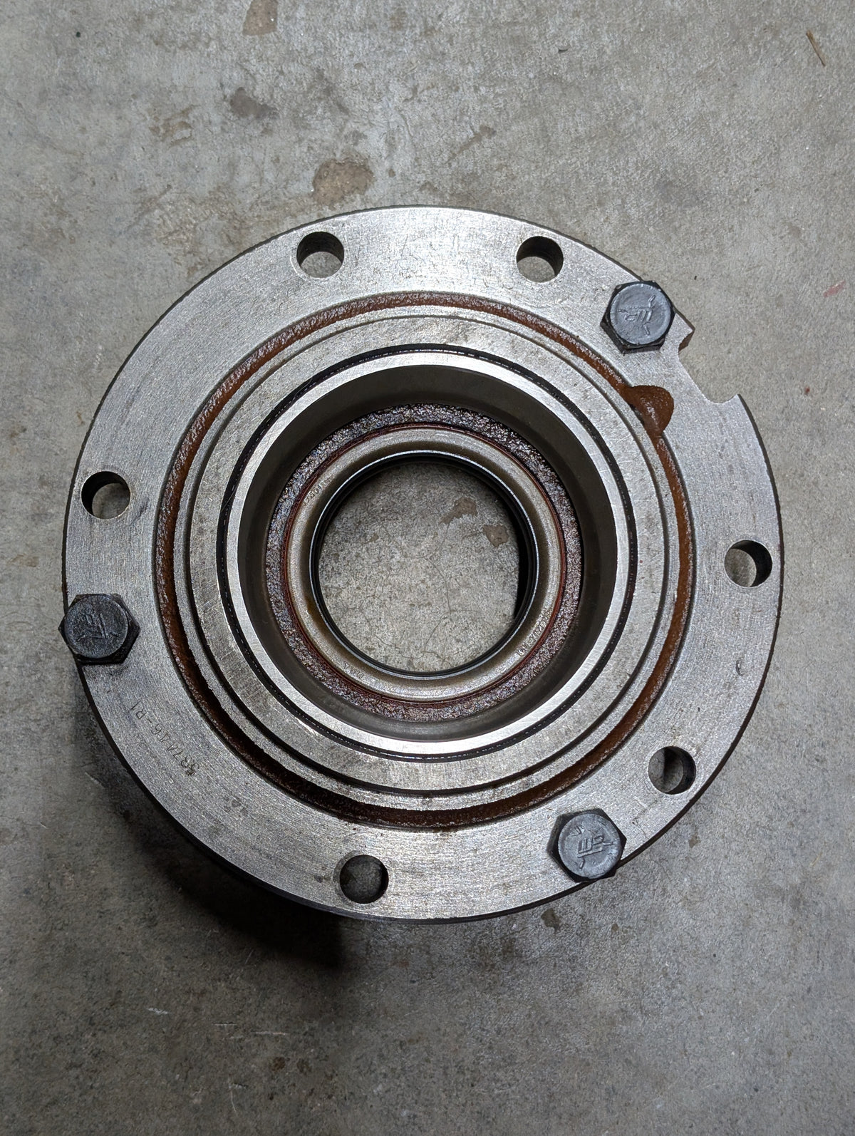 Left Differential Bearing Retainer IH International 400900R1 537446R1 USED