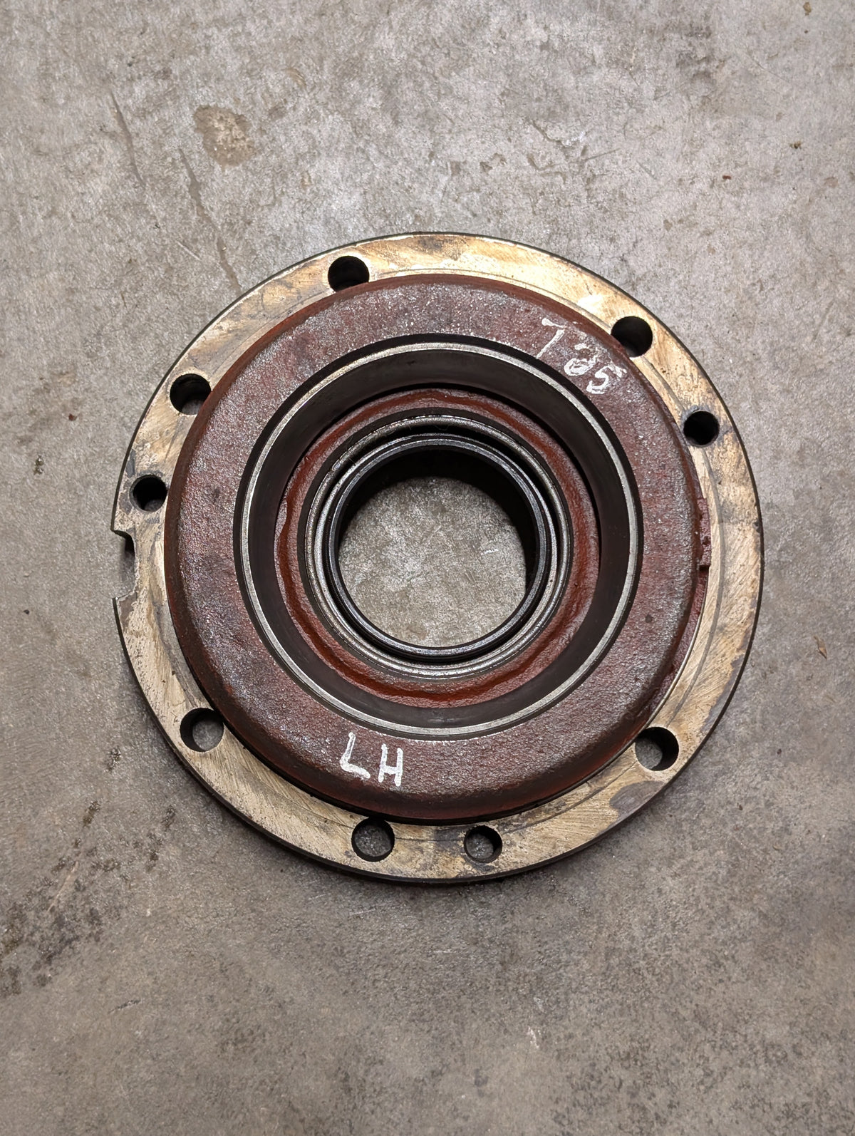Left Differential Bearing Retainer IH International 384086R2 USED