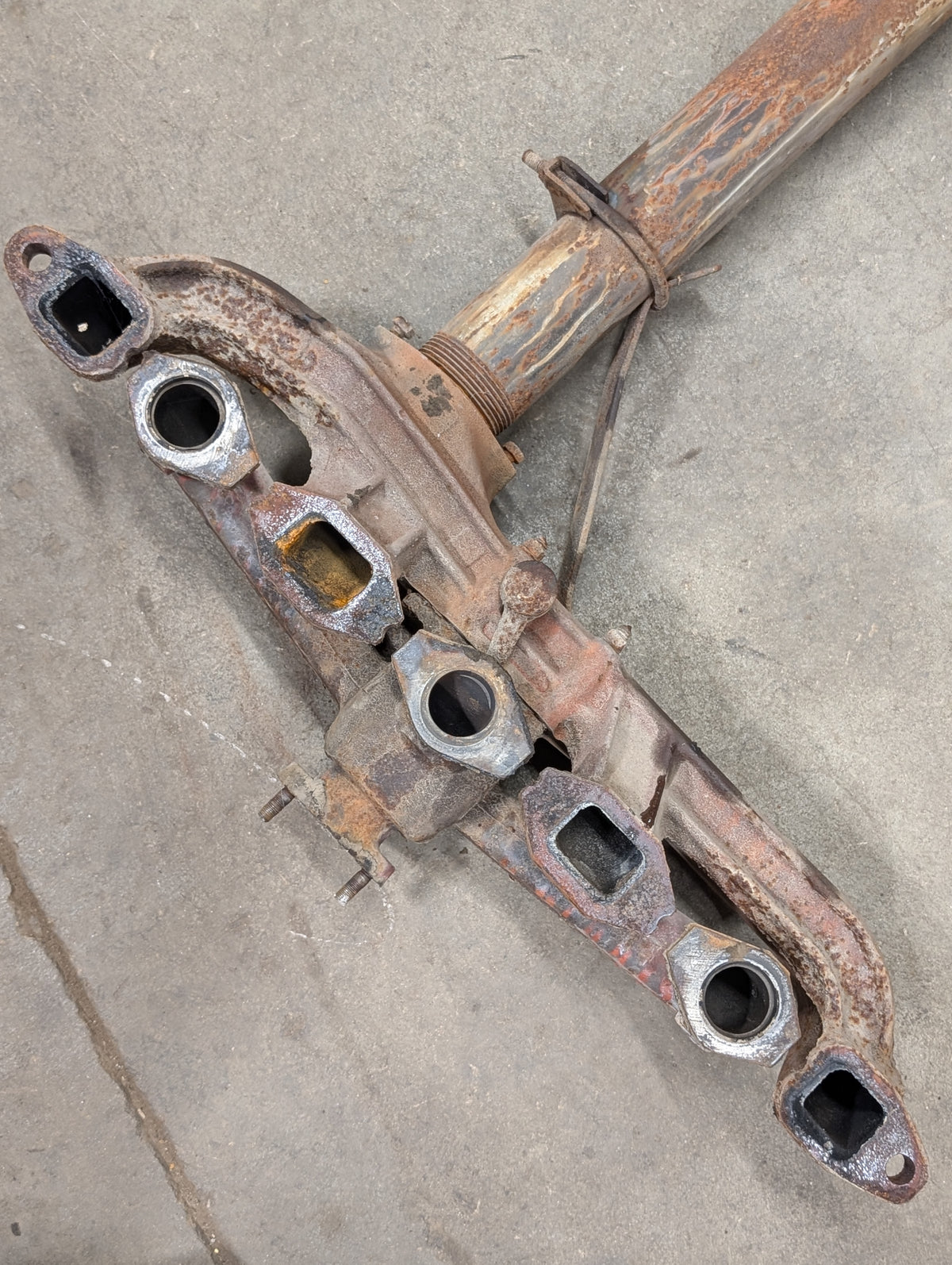 Intake & Exhaust Manifold Assembly IH International 384290R2 367261R11 USED
