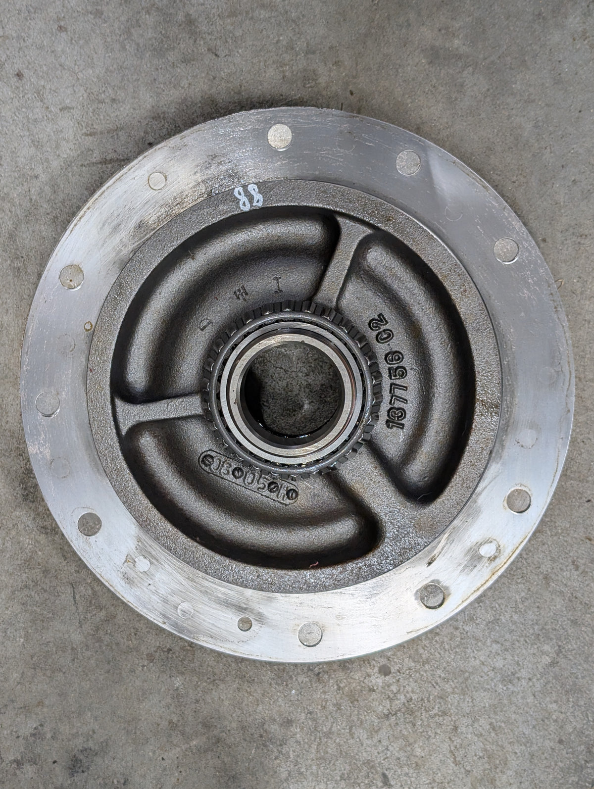 Left Differential Retainer IH International 137756C2 USED
