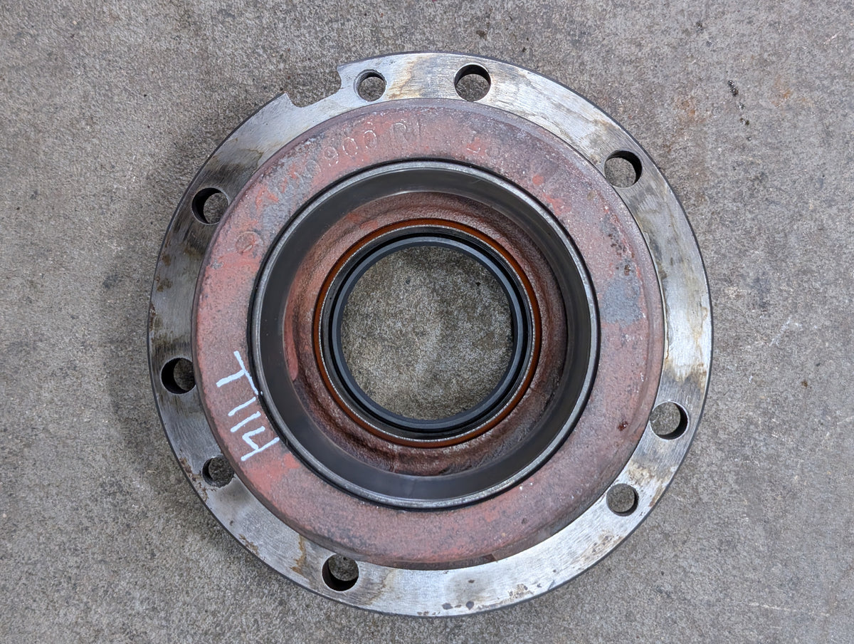 Right Differential Bearing Retainer IH International 400900R1 USED