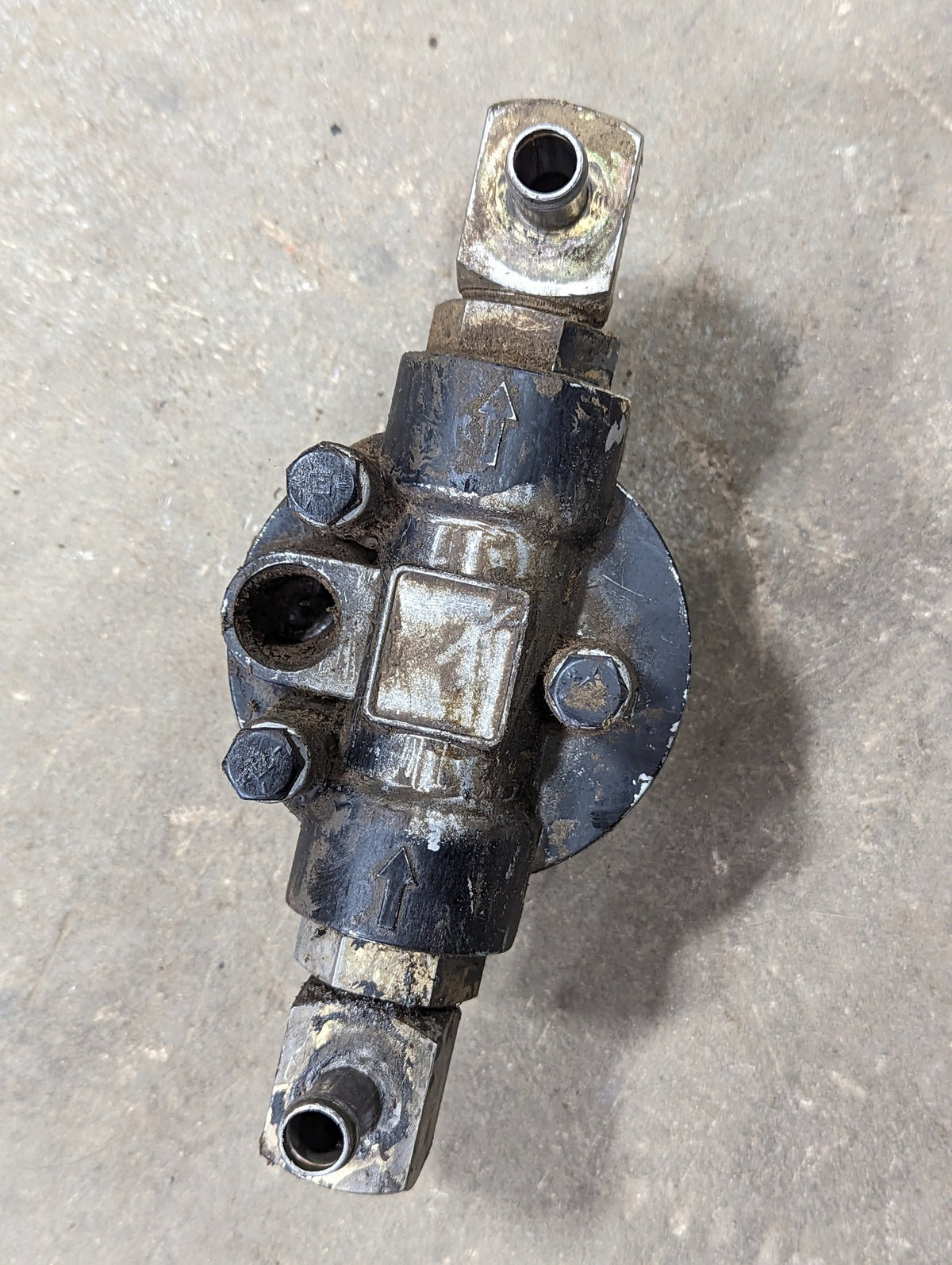 Hydraulic Oil Filter Base IH International 137938C91 USED